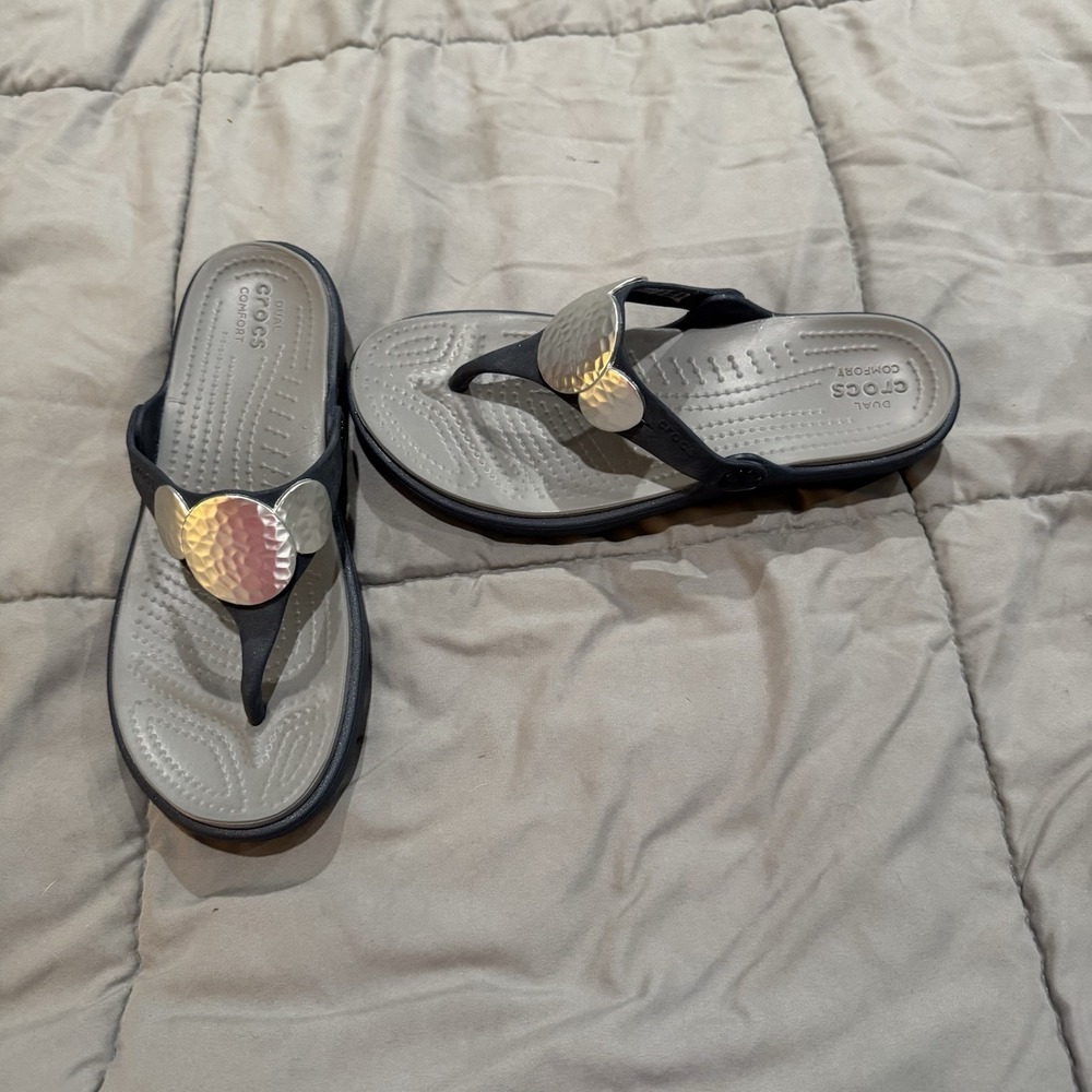 Crocs Sanrah Hammered Circle Wedge Flip Sandal Womens Size 6 Navy Blue Silver